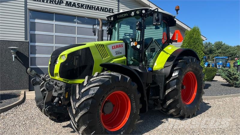 CLAAS AXION 850 CMatic med frontlift Traktorok