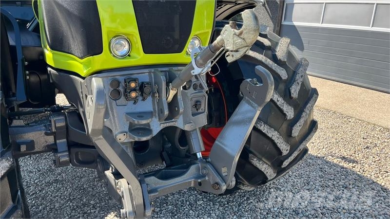 CLAAS AXION 850 CMatic med frontlift Traktorok