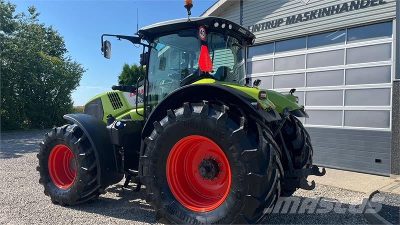 CLAAS AXION 850 CMatic med frontlift Traktorok