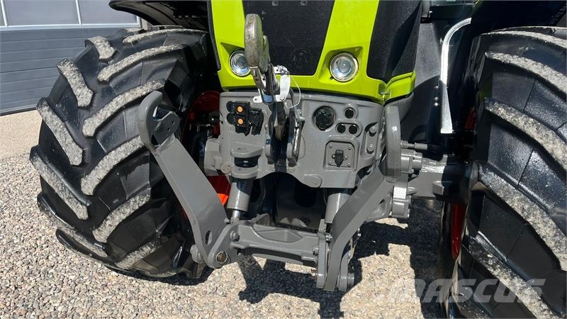 CLAAS AXION 850 CMatic med frontlift Traktorok