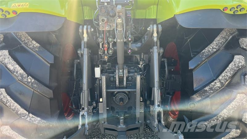 CLAAS AXION 850 CMatic med frontlift Traktorok