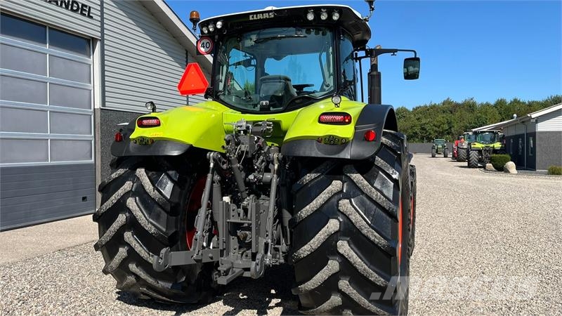 CLAAS AXION 850 CMatic med frontlift Traktorok