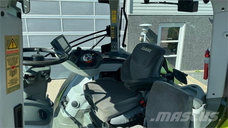 CLAAS AXION 850 CMatic med frontlift Traktorok