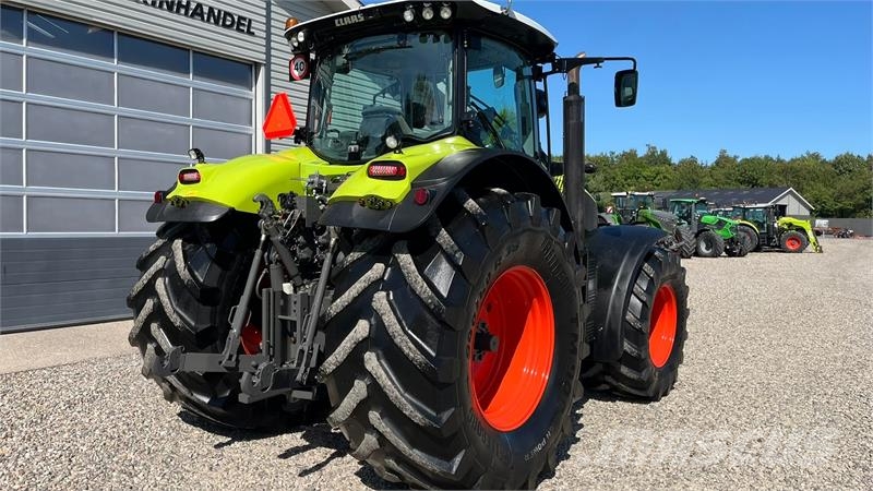 CLAAS AXION 850 CMatic med frontlift Traktorok