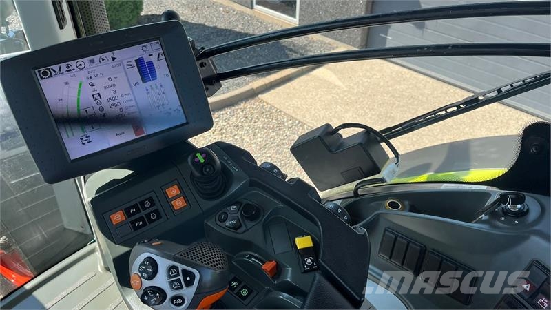 CLAAS AXION 850 CMatic med frontlift Traktorok
