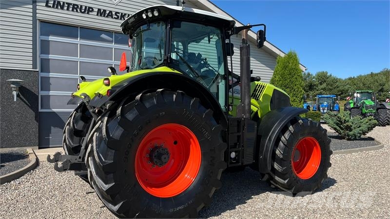 CLAAS AXION 850 CMatic med frontlift Traktorok