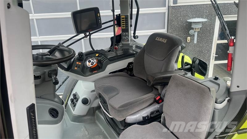CLAAS Axion 950 CMatic Med frontlift Tractores
