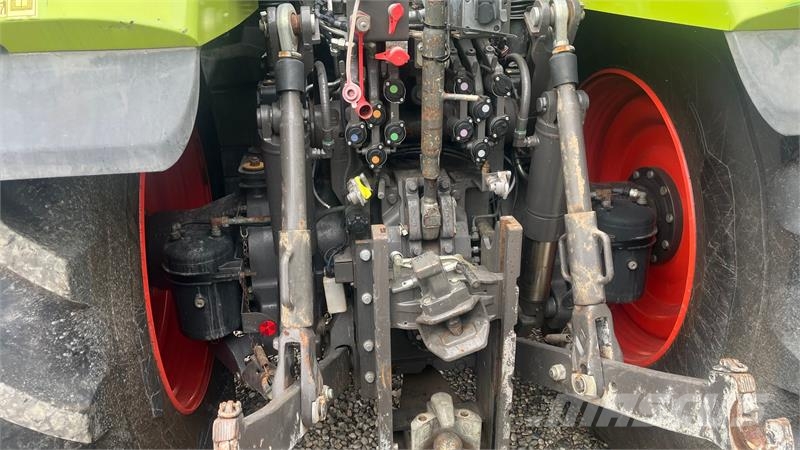 CLAAS Axion 950 CMatic Med frontlift Tractores