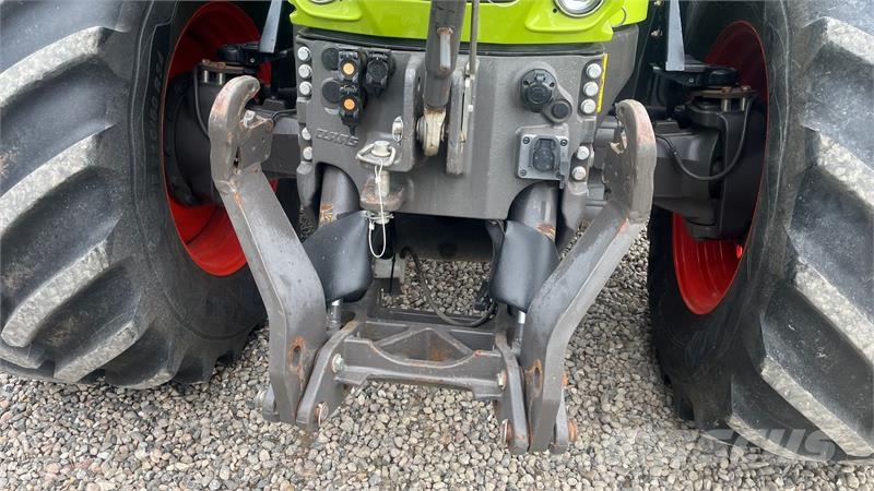 CLAAS Axion 950 CMatic Med frontlift Tractores