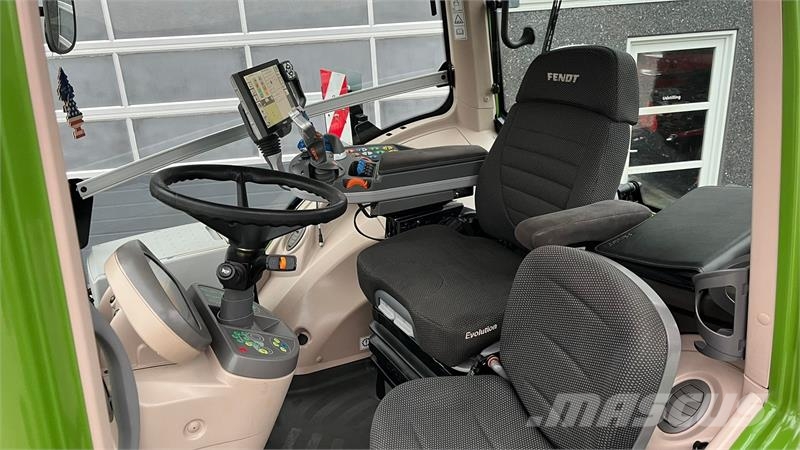 Fendt 828 Vario S4 Profi Plus Med frontlift Трактори