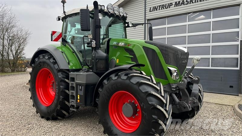 Fendt 828 Vario S4 Profi Plus Med frontlift Трактори