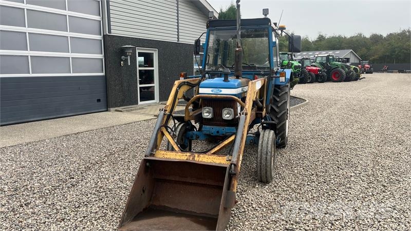Ford 4610 Med frontlæsser Traktoren