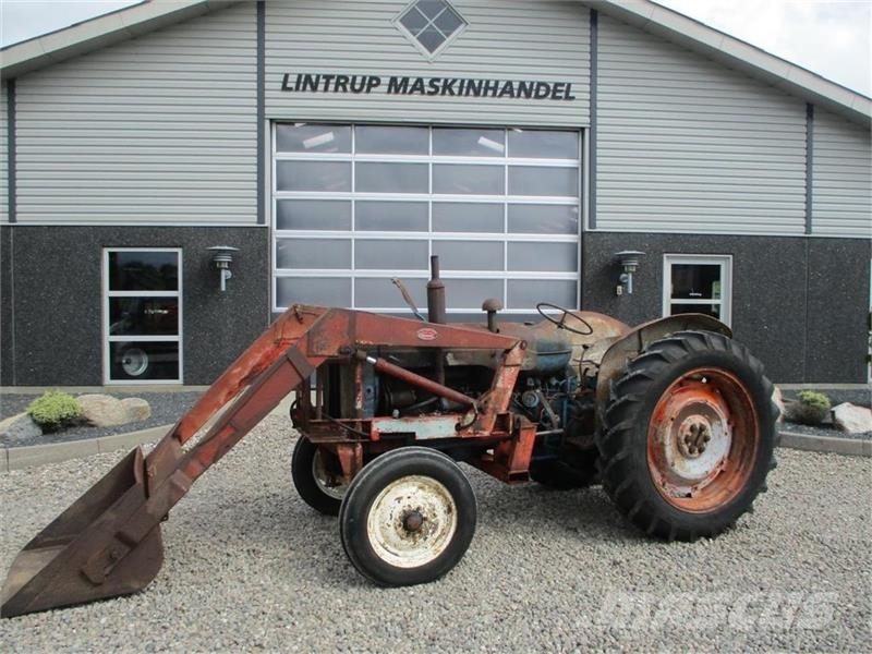 Fordson Frontlæsser med skovl og beslag fra Ford Major. Ka Carregadoras frontais e escavadoras