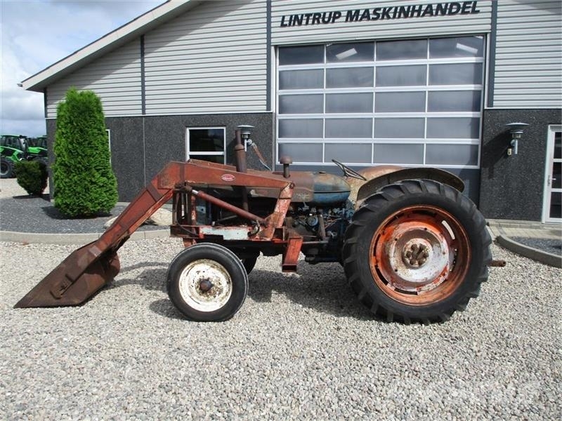 Fordson Frontlæsser med skovl og beslag fra Ford Major. Ka Carregadoras frontais e escavadoras