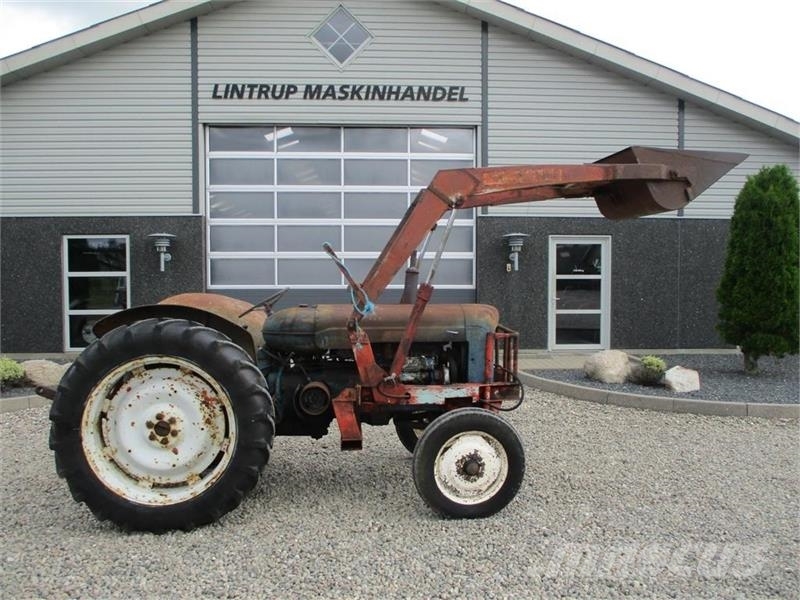 Fordson Frontlæsser med skovl og beslag fra Ford Major. Ka Carregadoras frontais e escavadoras
