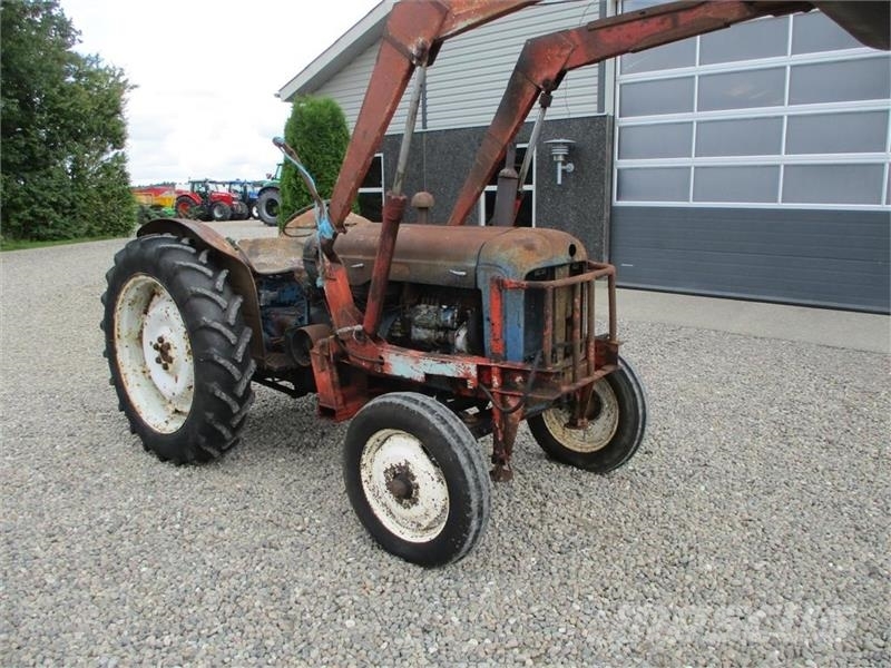 Fordson Frontlæsser med skovl og beslag fra Ford Major. Ka Carregadoras frontais e escavadoras
