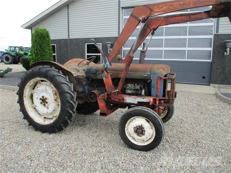 Fordson Frontlæsser med skovl og beslag fra Ford Major. Ka Carregadoras frontais e escavadoras