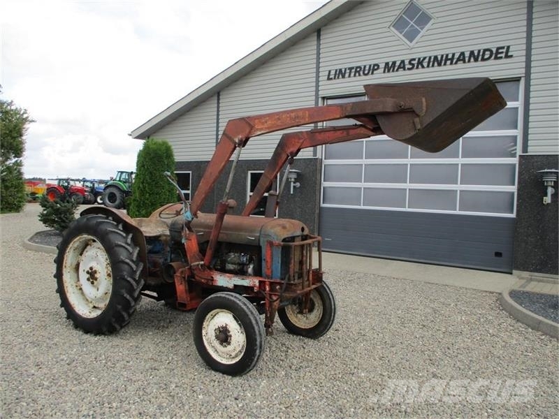 Fordson Frontlæsser med skovl og beslag fra Ford Major. Ka Carregadoras frontais e escavadoras