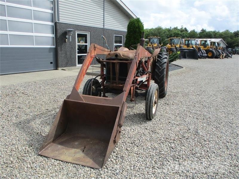 Fordson Frontlæsser med skovl og beslag fra Ford Major. Ka Carregadoras frontais e escavadoras