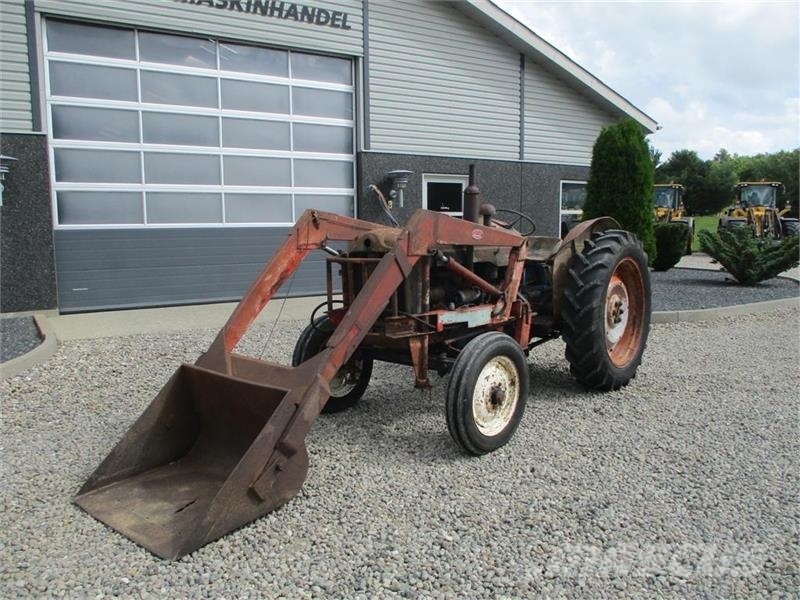 Fordson Frontlæsser med skovl og beslag fra Ford Major. Ka Carregadoras frontais e escavadoras