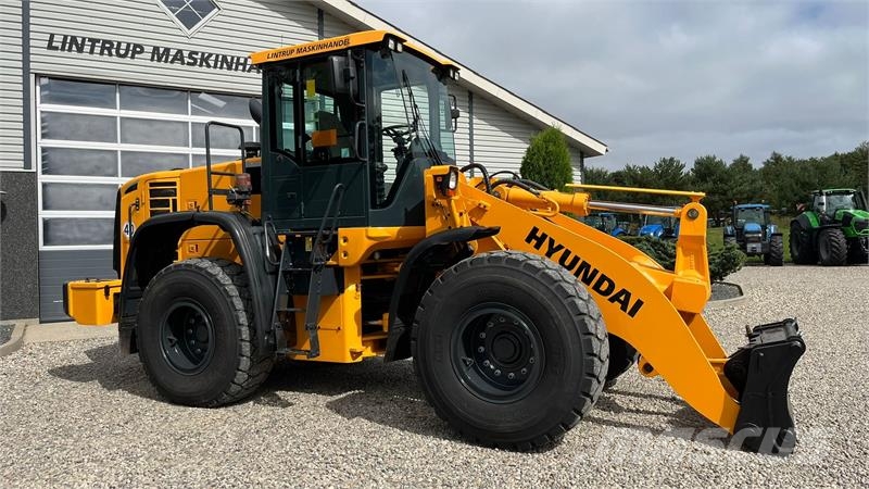 Hyundai 757-9A XTD med lang-arm. En-ejeres maskine med Loc Cargadoras sobre ruedas
