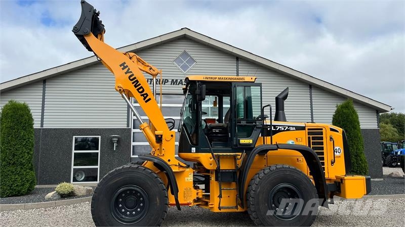 Hyundai 757-9A XTD med lang-arm. En-ejeres maskine med Loc Cargadoras sobre ruedas