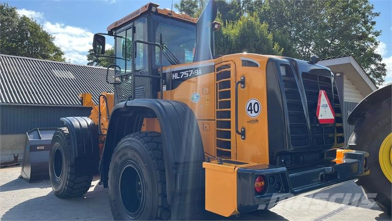 Hyundai 757-9A XTD med lang-arm. En-ejeres maskine med Loc Cargadoras sobre ruedas