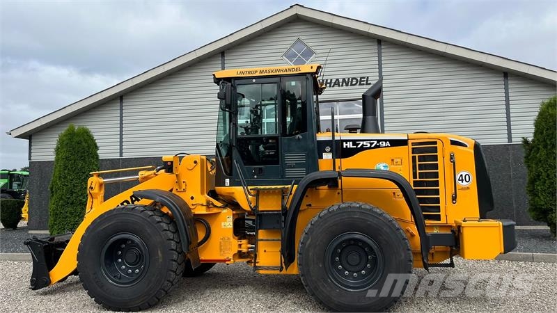 Hyundai 757-9A XTD med lang-arm. En-ejeres maskine med Loc Cargadoras sobre ruedas