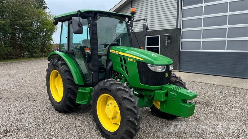 John Deere 5075E Med aircondition og vendegear Traktorer