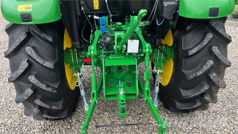 John Deere 5075E Med aircondition og vendegear Traktorer
