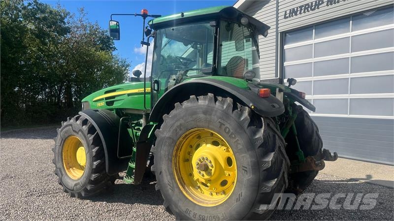 John Deere 7930 Med frontlift Traktori