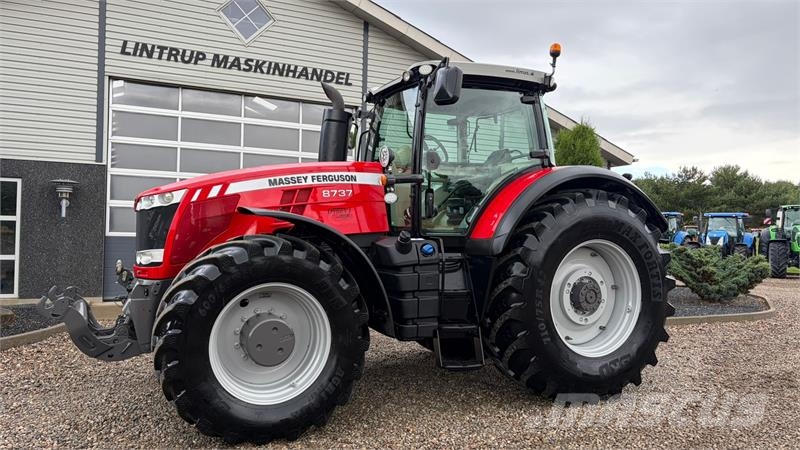 Massey Ferguson 8737 Dyna VT med frontlift. 트랙터
