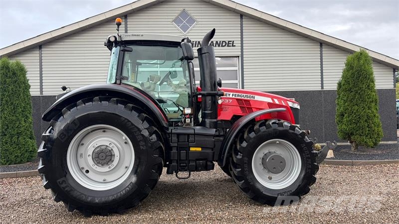 Massey Ferguson 8737 Dyna VT med frontlift. 트랙터