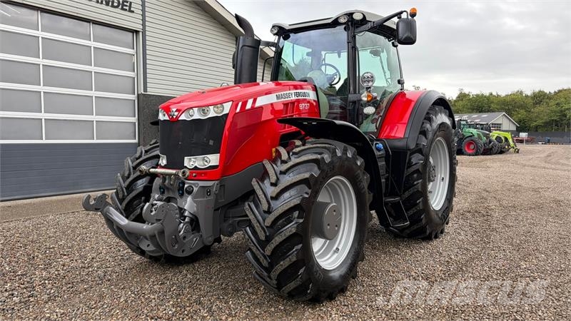 Massey Ferguson 8737 Dyna VT med frontlift. 트랙터