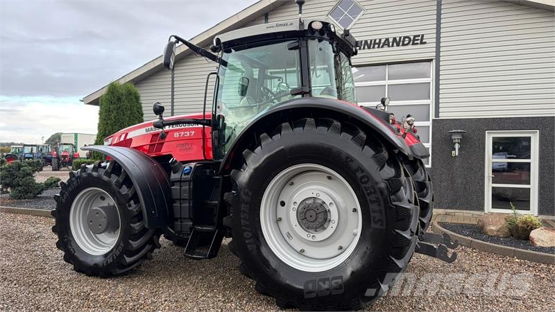 Massey Ferguson 8737 Dyna VT med frontlift. 트랙터