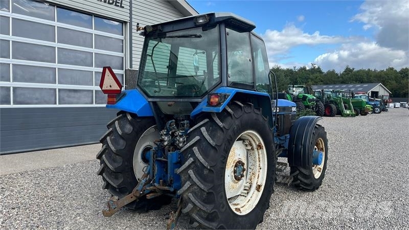 New Holland 8240 SLE Med frontlift og frontPTO 트랙터