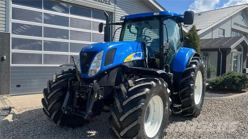 New Holland T7030 Med frontlift Trattori