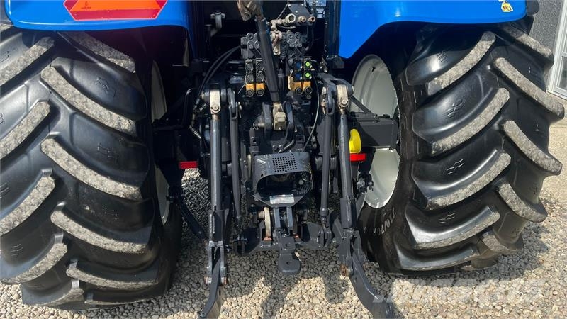 New Holland T7030 Med frontlift Trattori