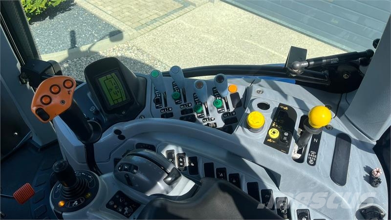 New Holland T7030 Med frontlift Trattori