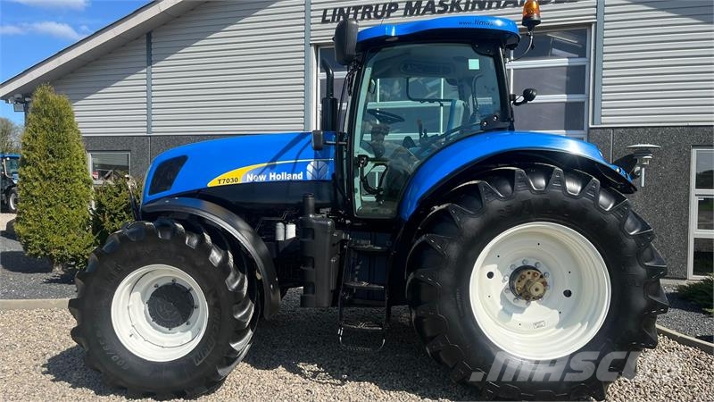 New Holland T7030 Med frontlift Trattori