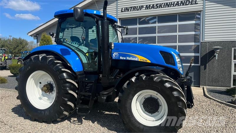 New Holland T7030 Med frontlift Trattori