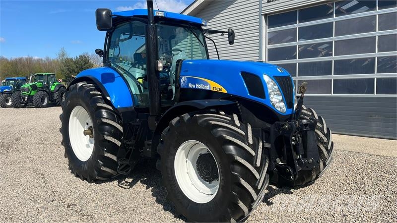 New Holland T7030 Med frontlift Trattori