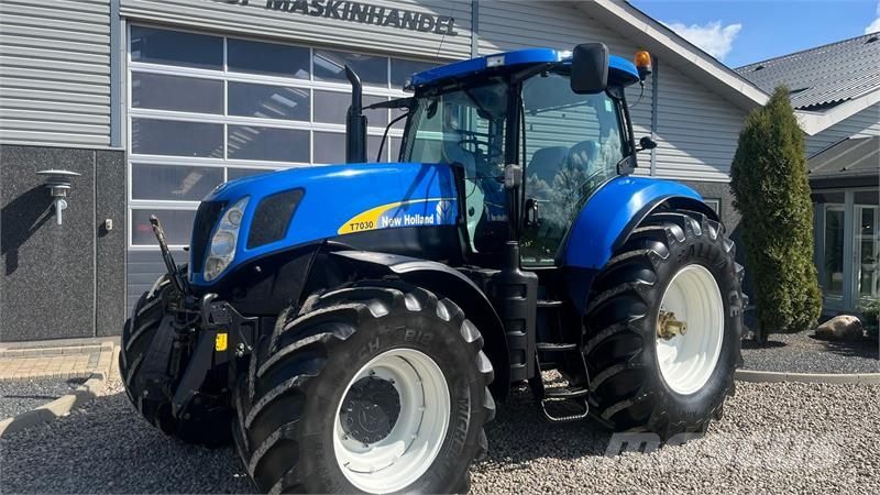 New Holland T7030 Med frontlift Trattori