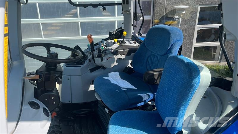 New Holland T7030 Med frontlift Trattori