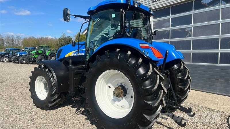 New Holland T7030 Med frontlift Trattori