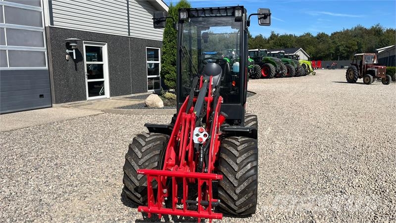 Thaler 2438L DPF Kabine og brede hjul Mini utovarivači