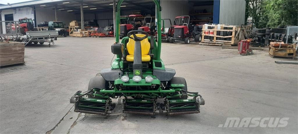 John Deere 8000A Päältäajettavat ruohonleikkurit