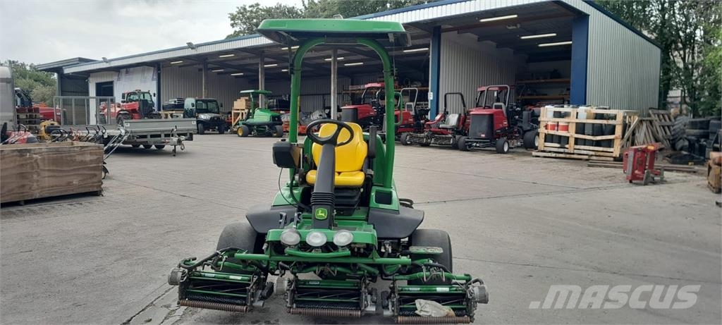 John Deere 8000A Päältäajettavat ruohonleikkurit
