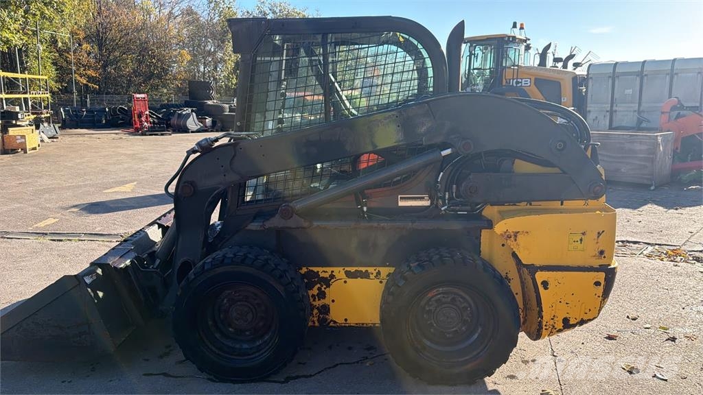 New Holland L320 لوادر انزلاقية التوجيه