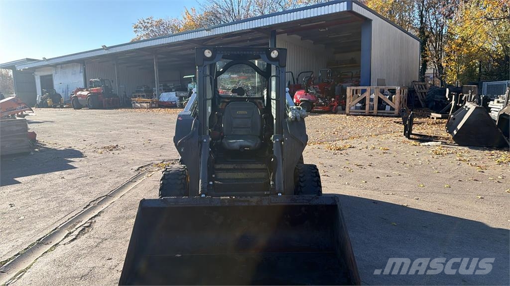 New Holland L320 لوادر انزلاقية التوجيه